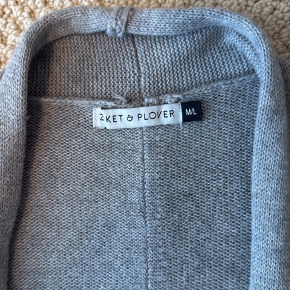 Adorable grey high low open cardigan sweater with black and white stars. - Picture 4 of 8